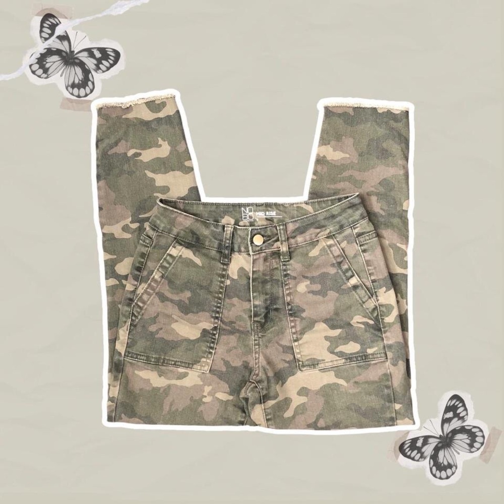 Women’s No Boundaries Green and Brown Camo Midrise Cropped Straight Leg Pants